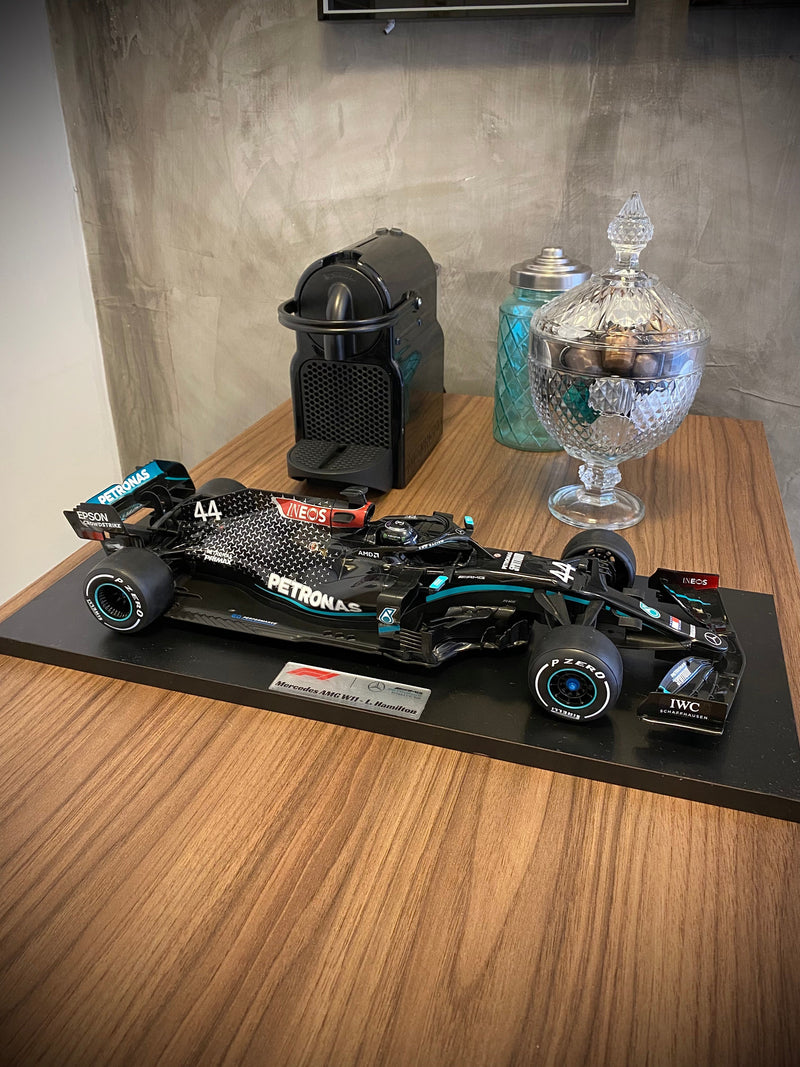 MINIATURA F1 MERCEDES AMG W11 / L. HAMILTON - ESCALA 1:18 COM 53CM