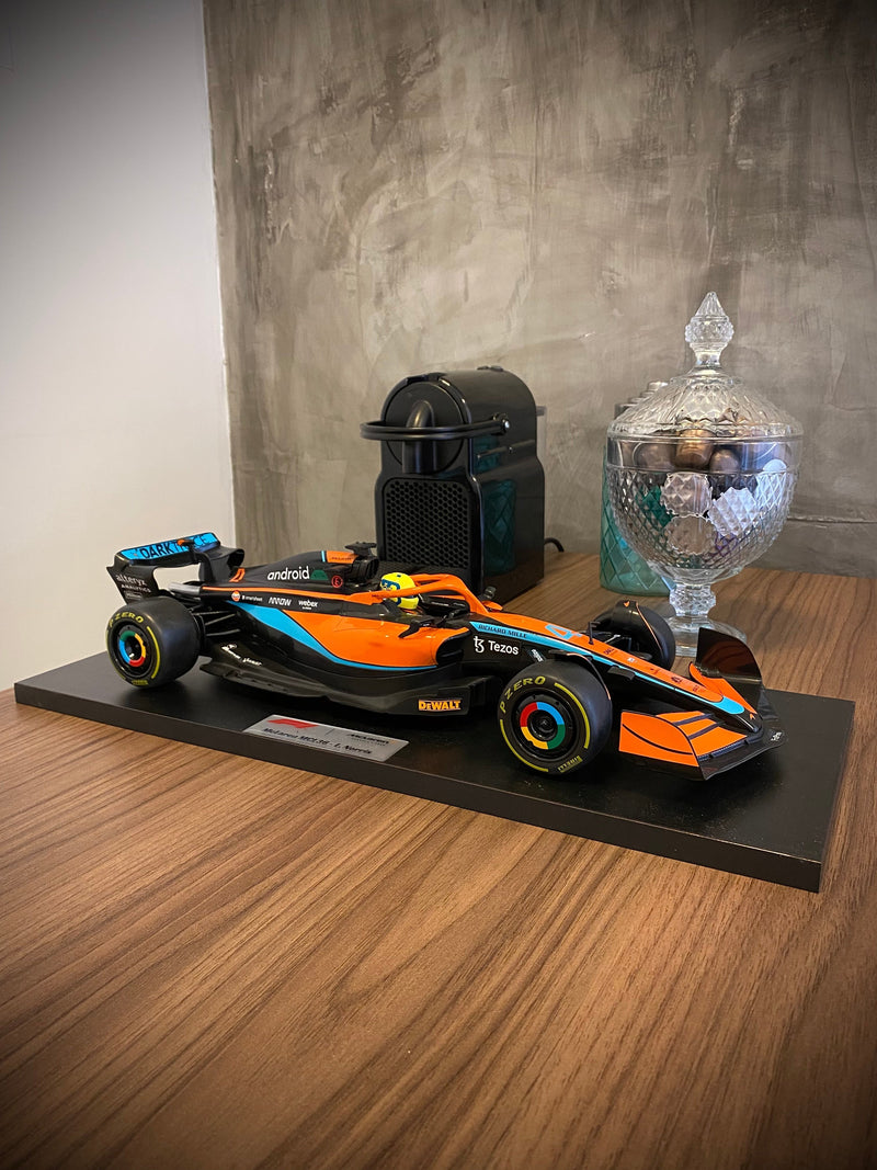 MINIATURA F1 MCLAREN MCL36 / L. NORRIS - ESCALA 1:18 COM 53CM