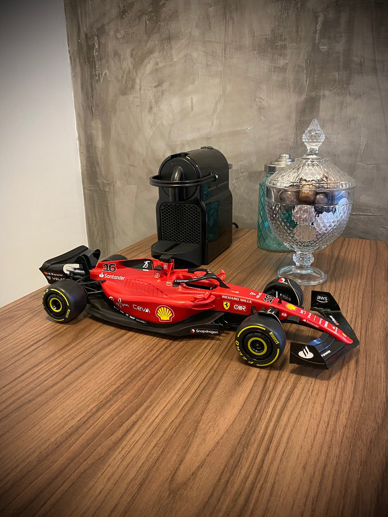 MINIATURA F1 FERRARI F1-75 / C.LECLERC - ESCALA 1:18 COM 53CM