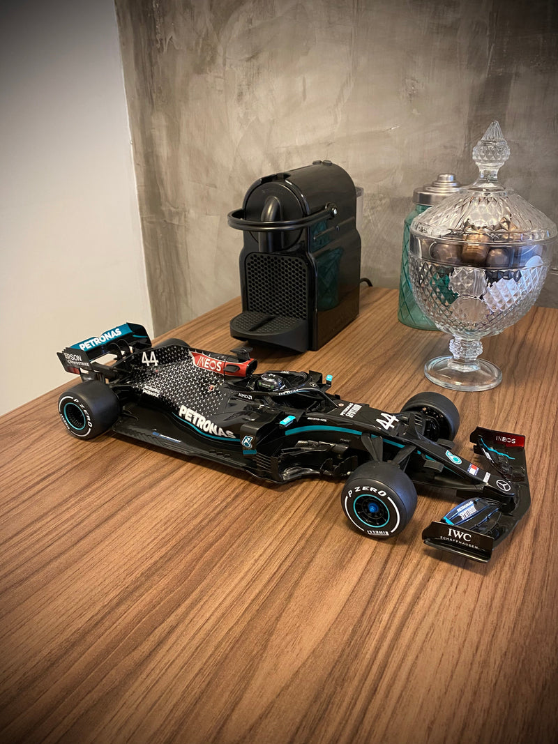 MINIATURA F1 MERCEDES AMG W11 / L. HAMILTON - ESCALA 1:18 COM 53CM