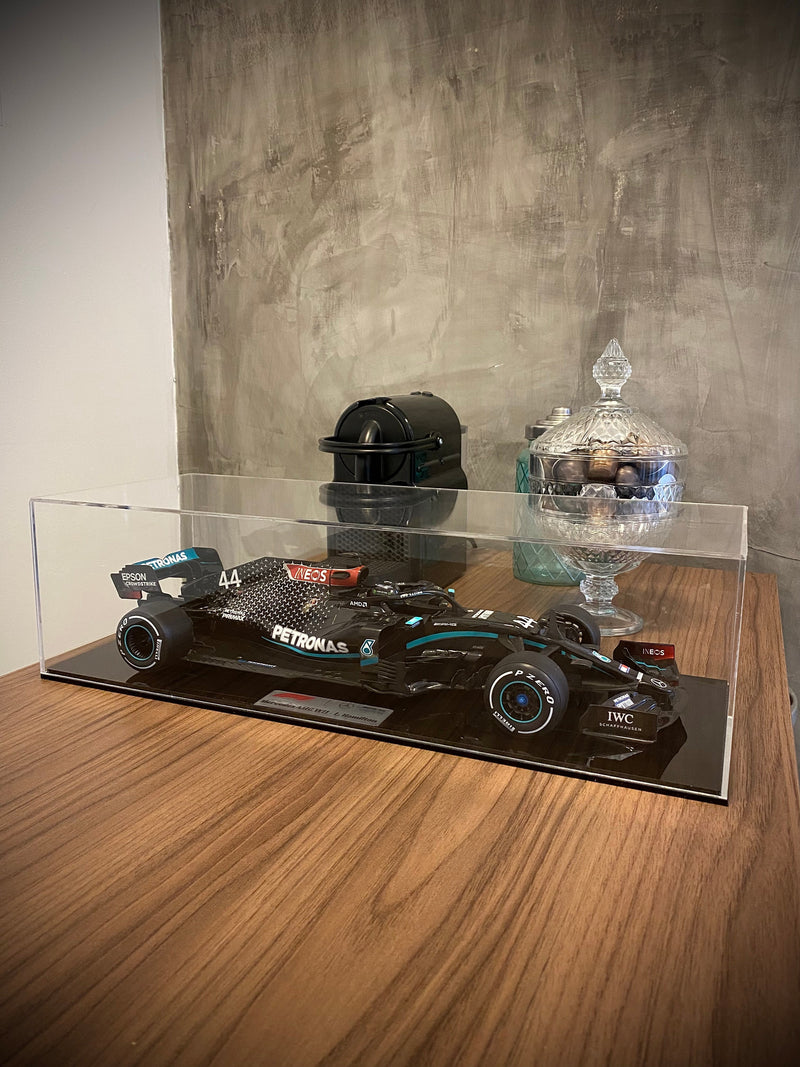 MINIATURA F1 MERCEDES AMG W11 / L. HAMILTON - ESCALA 1:18 COM 53CM