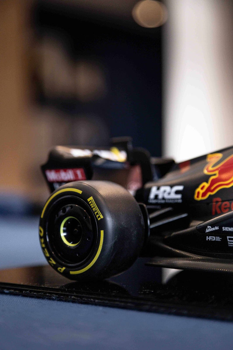 MINIATURA F1 RED BULL RB18 / M. VERSTAPPEN - ESCALA 1:18 COM 53CM