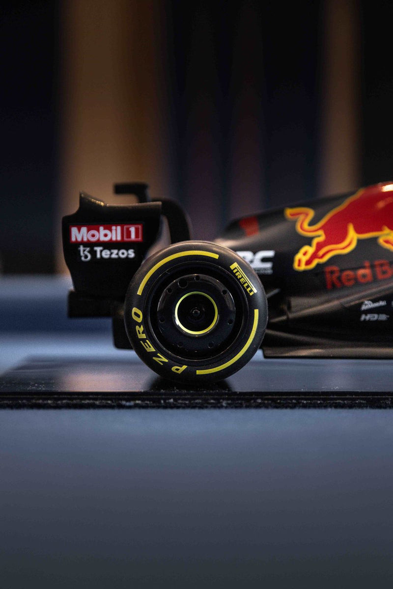 MINIATURA F1 RED BULL RB18 / M. VERSTAPPEN - ESCALA 1:18 COM 53CM