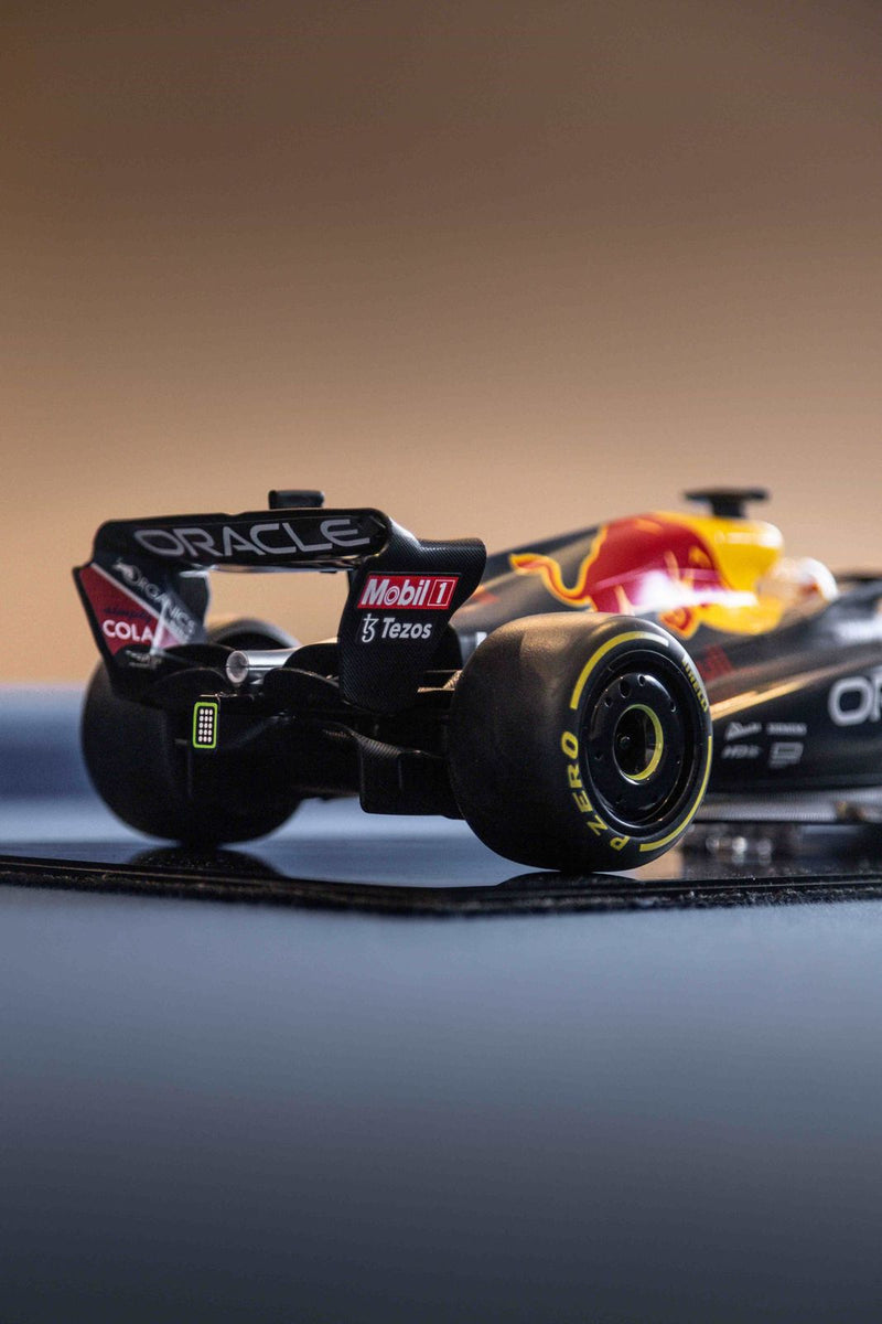 MINIATURA F1 RED BULL RB18 / M. VERSTAPPEN - ESCALA 1:18 COM 53CM