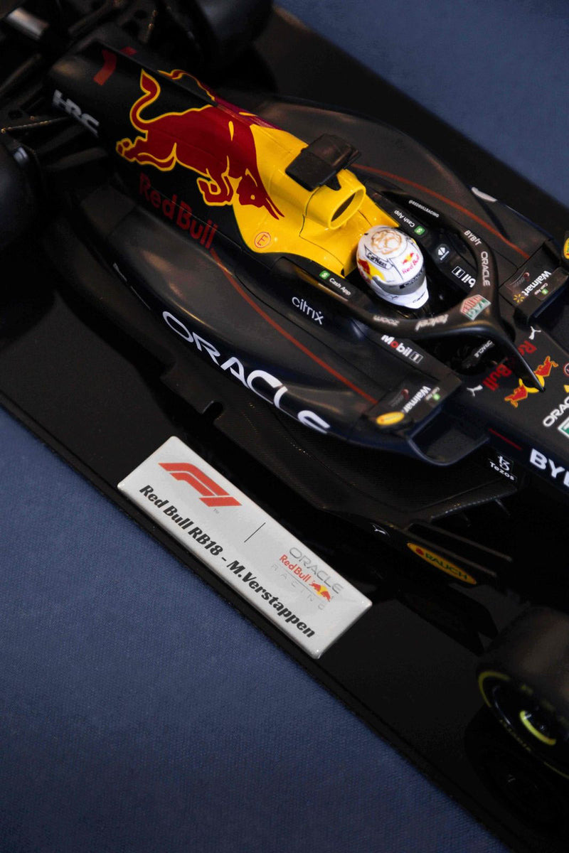 MINIATURA F1 RED BULL RB18 / M. VERSTAPPEN - ESCALA 1:18 COM 53CM