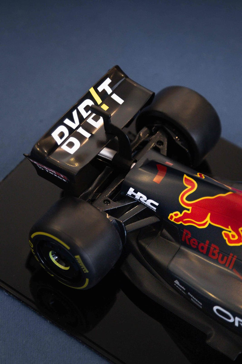 MINIATURA F1 RED BULL RB18 / M. VERSTAPPEN - ESCALA 1:18 COM 53CM