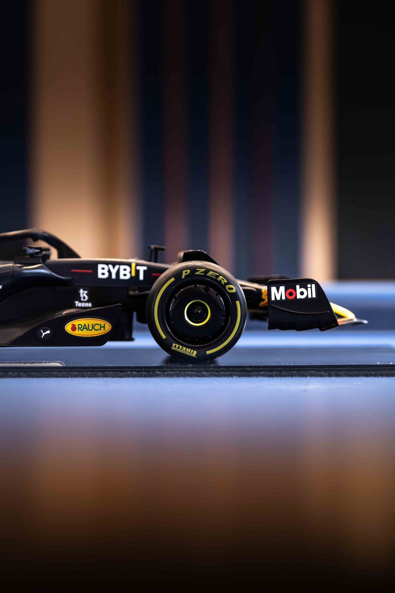 MINIATURA F1 RED BULL RB18 / M. VERSTAPPEN - ESCALA 1:18 COM 53CM