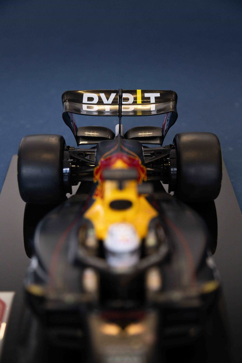 MINIATURA F1 RED BULL RB18 / M. VERSTAPPEN - ESCALA 1:18 COM 53CM