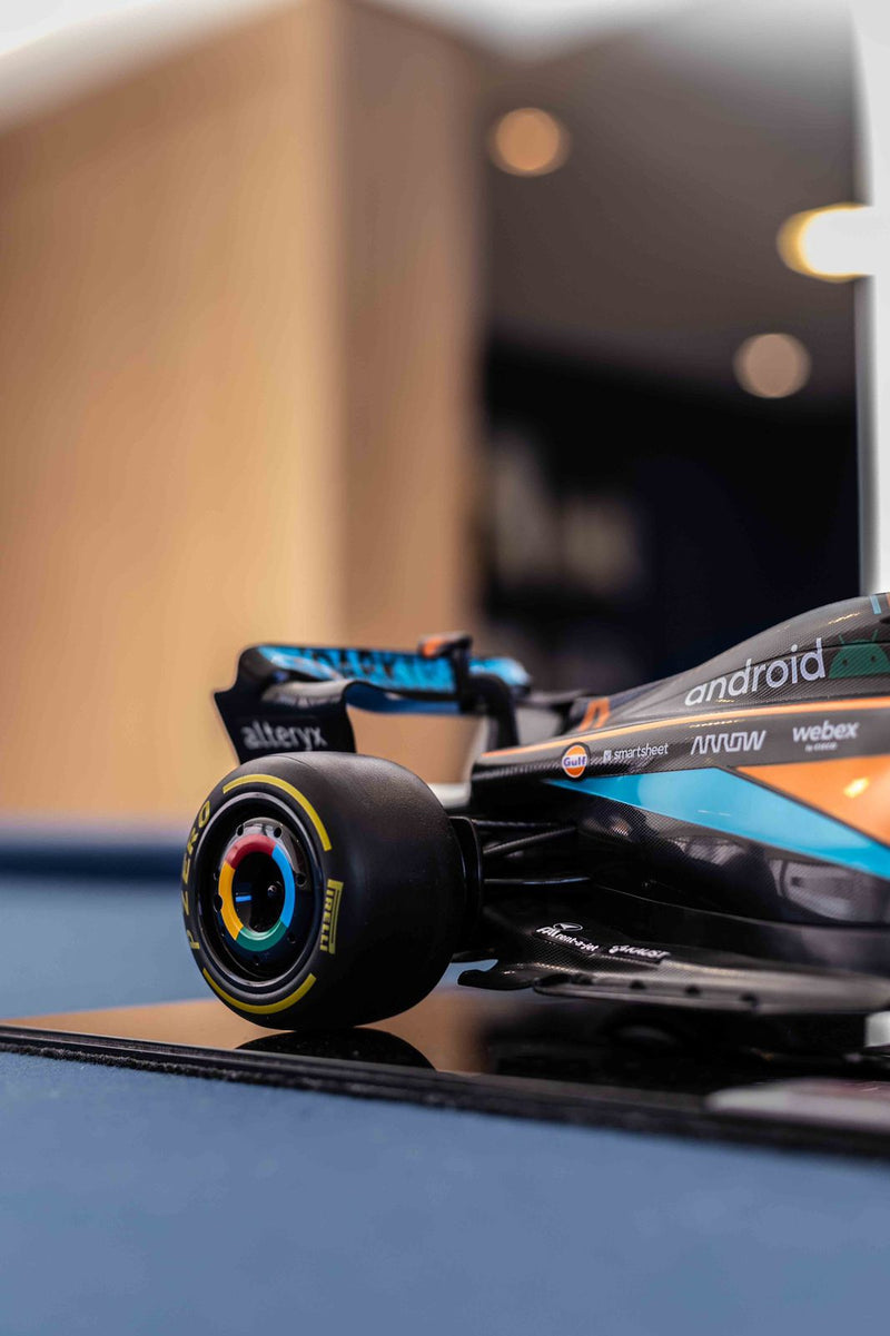 MINIATURA F1 MCLAREN MCL36 / L. NORRIS - ESCALA 1:18 COM 53CM