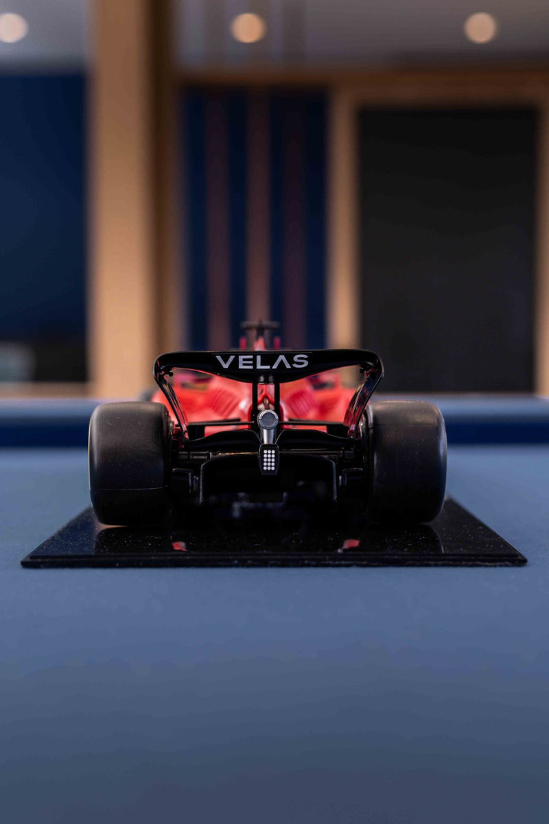 MINIATURA F1 FERRARI F1-75 / C.LECLERC - ESCALA 1:18 COM 53CM