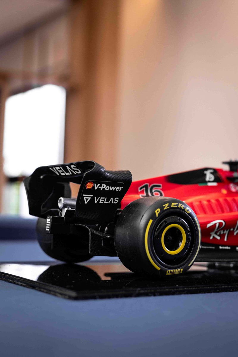 MINIATURA F1 FERRARI F1-75 / C.LECLERC - ESCALA 1:18 COM 53CM