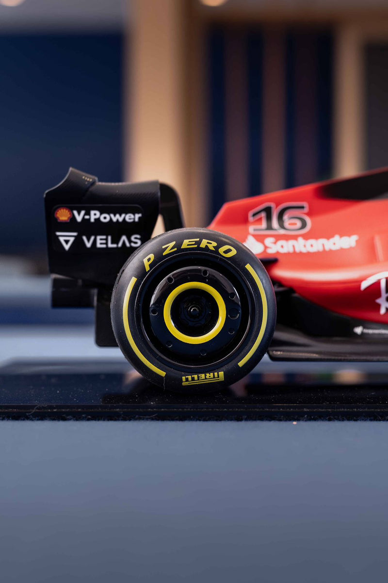 MINIATURA F1 FERRARI F1-75 / C.LECLERC - ESCALA 1:18 COM 53CM