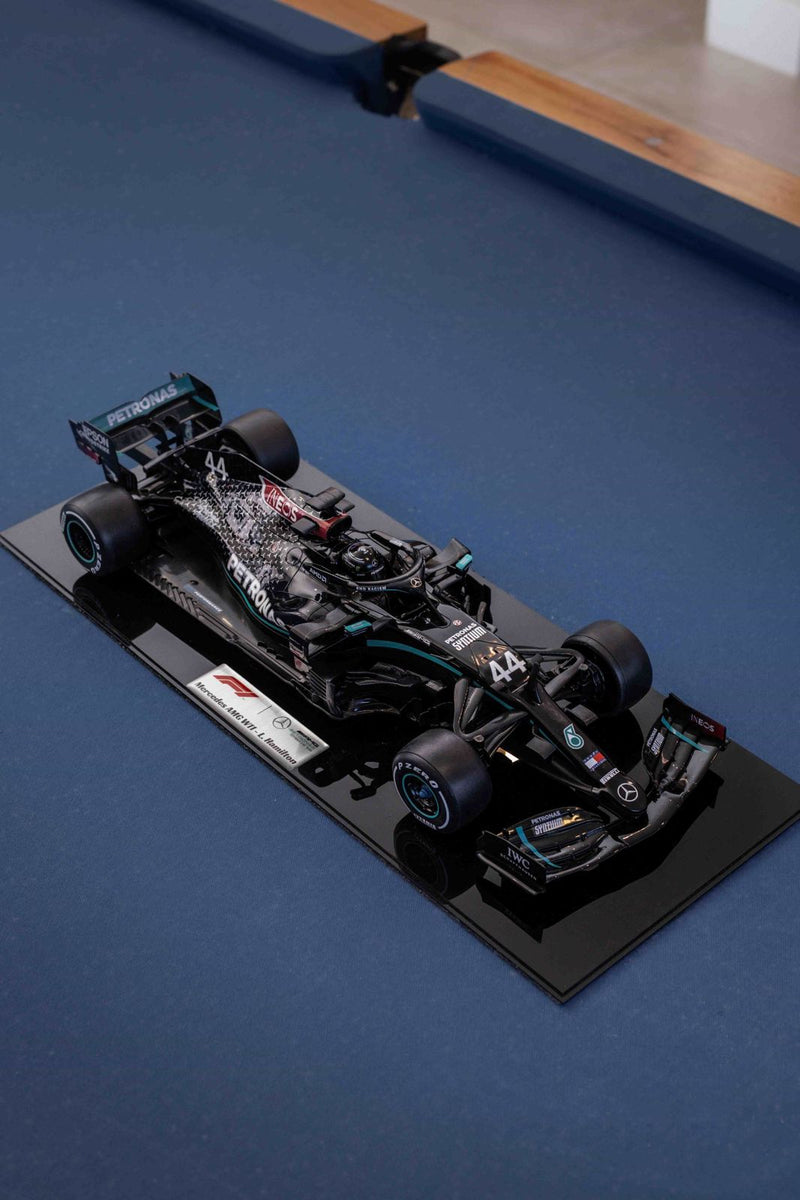 MINIATURA F1 MERCEDES AMG W11 / L. HAMILTON - ESCALA 1:18 COM 53CM