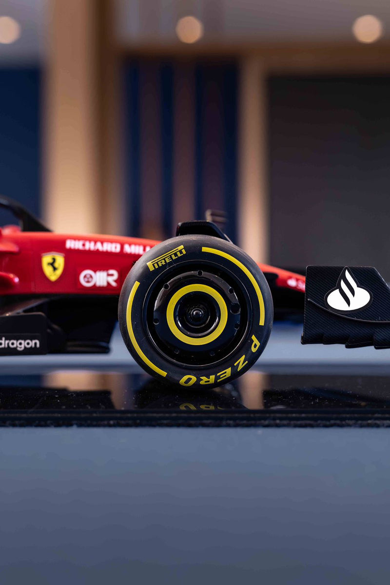 MINIATURA F1 FERRARI F1-75 / C.LECLERC - ESCALA 1:18 COM 53CM