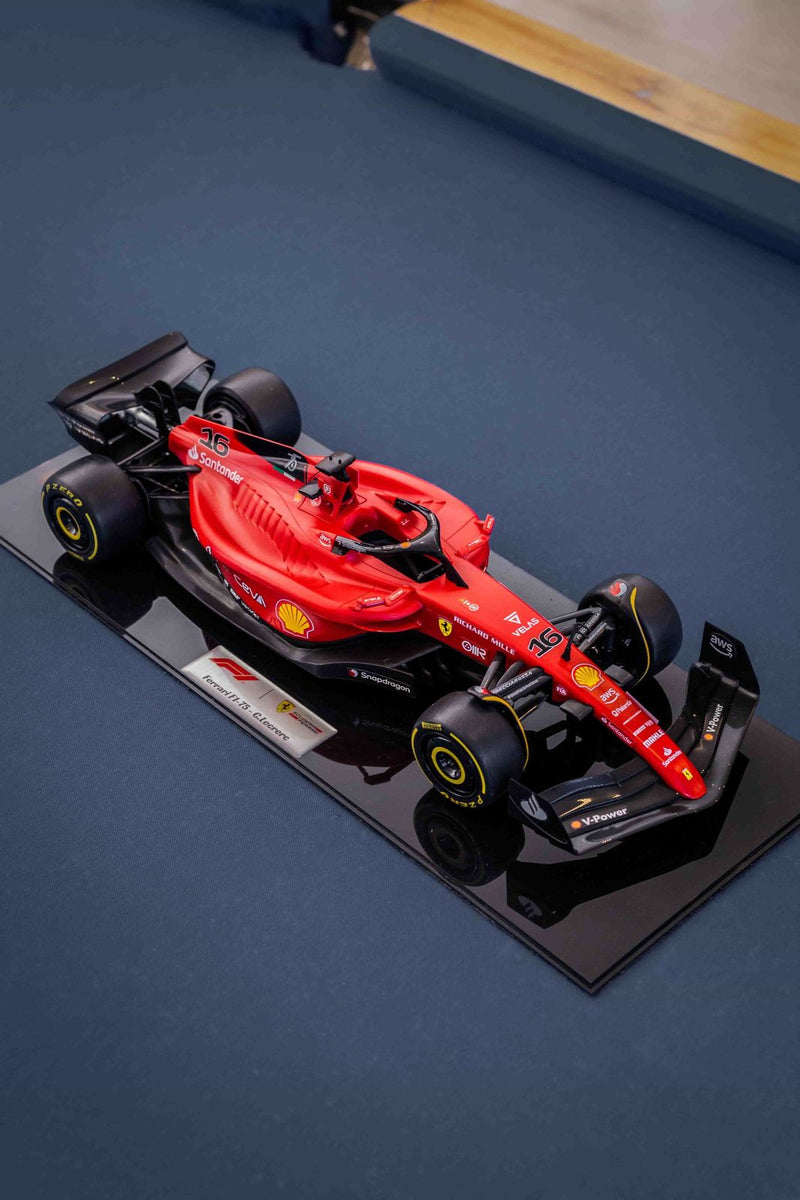 MINIATURA F1 FERRARI F1-75 / C.LECLERC - ESCALA 1:18 COM 53CM