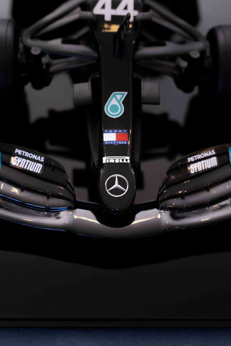 MINIATURA F1 MERCEDES AMG W11 / L. HAMILTON - ESCALA 1:18 COM 53CM