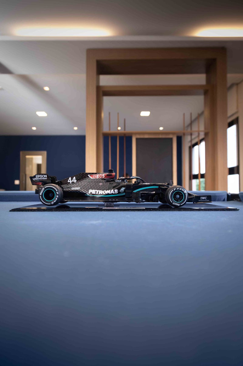 MINIATURA F1 MERCEDES AMG W11 / L. HAMILTON - ESCALA 1:18 COM 53CM