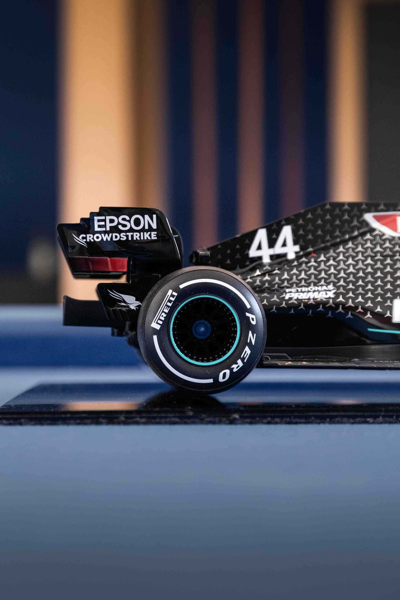 MINIATURA F1 MERCEDES AMG W11 / L. HAMILTON - ESCALA 1:18 COM 53CM