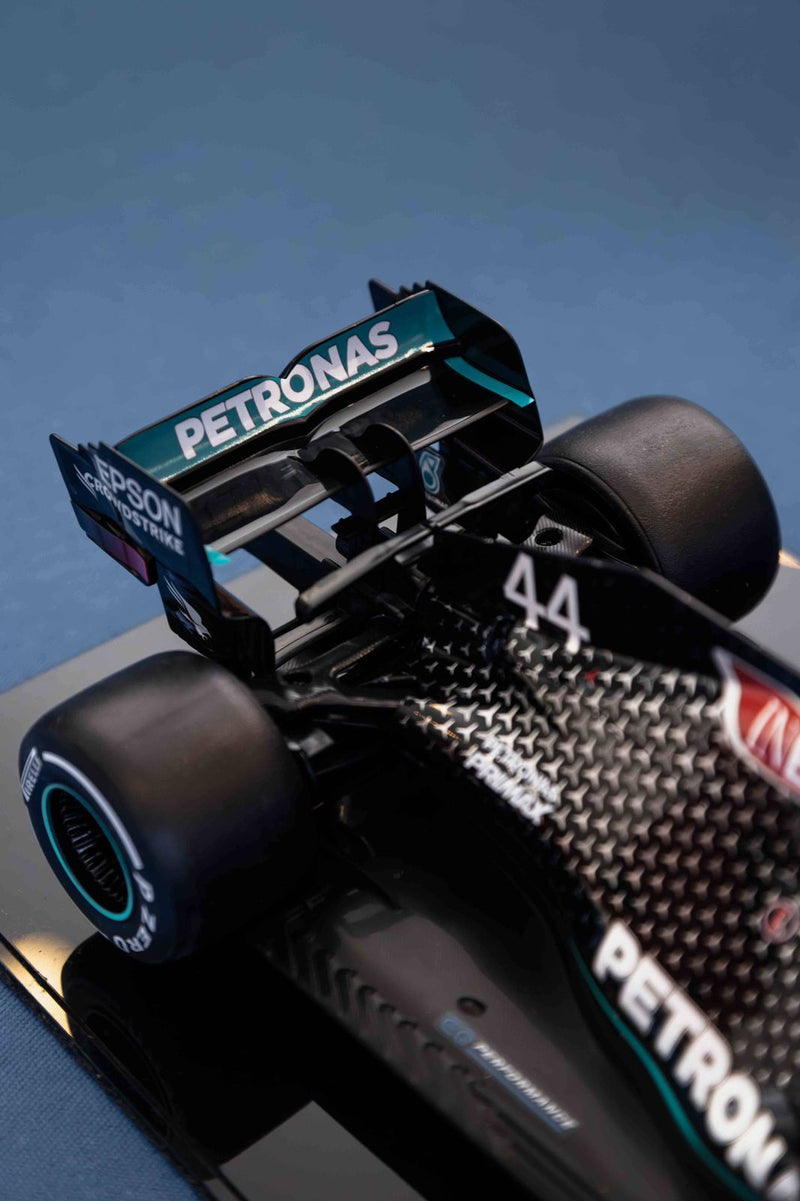 MINIATURA F1 MERCEDES AMG W11 / L. HAMILTON - ESCALA 1:18 COM 53CM