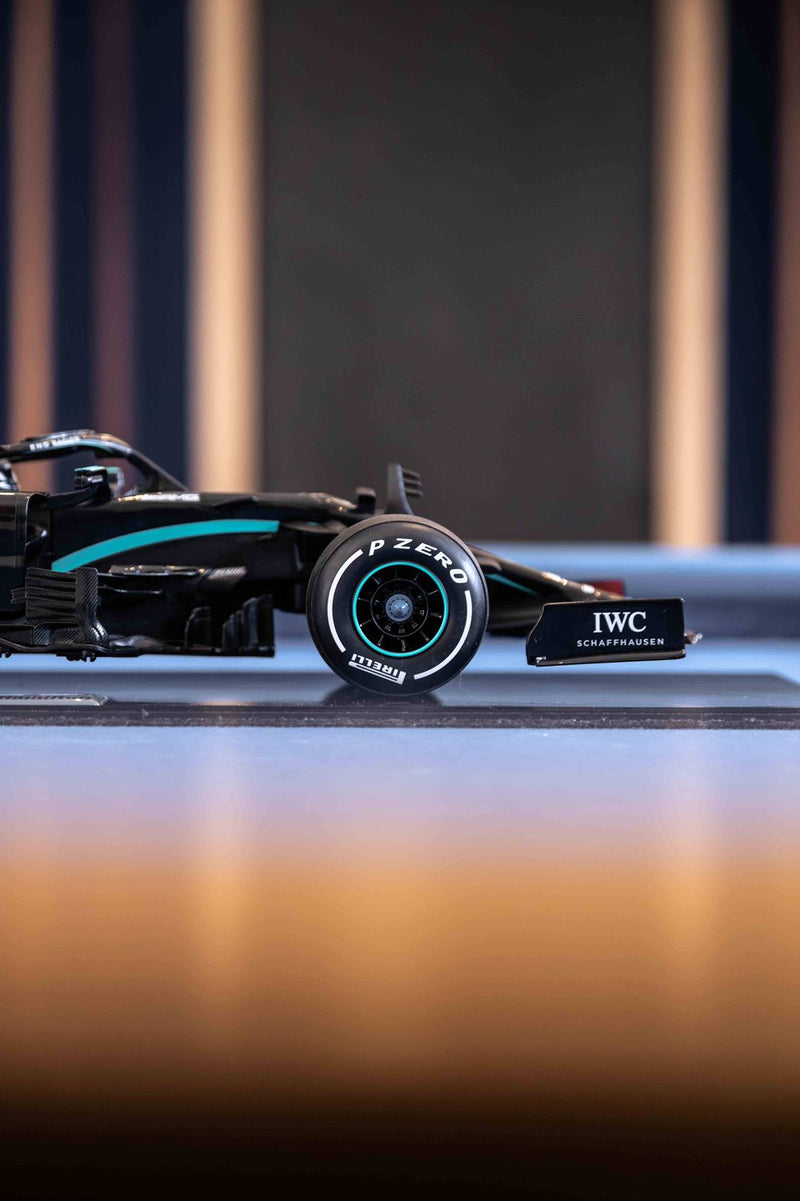 MINIATURA F1 MERCEDES AMG W11 / L. HAMILTON - ESCALA 1:18 COM 53CM