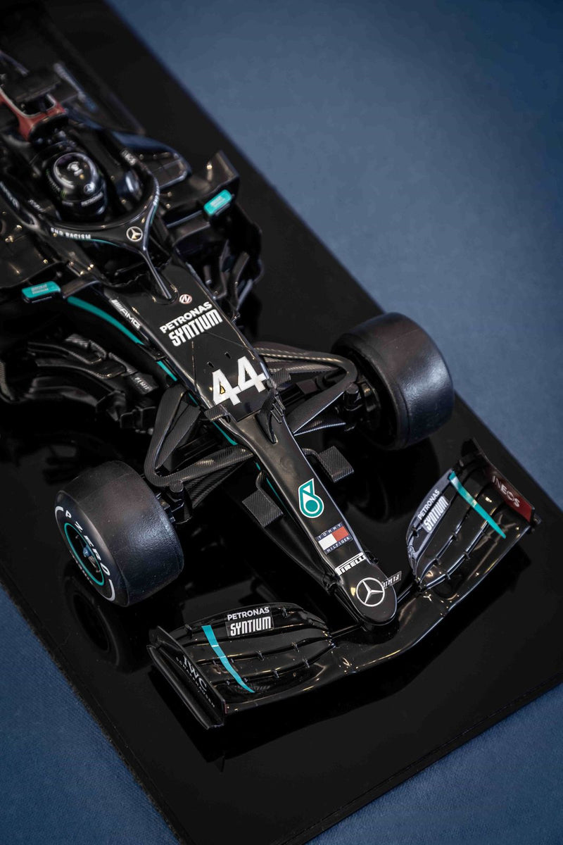 MINIATURA F1 MERCEDES AMG W11 / L. HAMILTON - ESCALA 1:18 COM 53CM